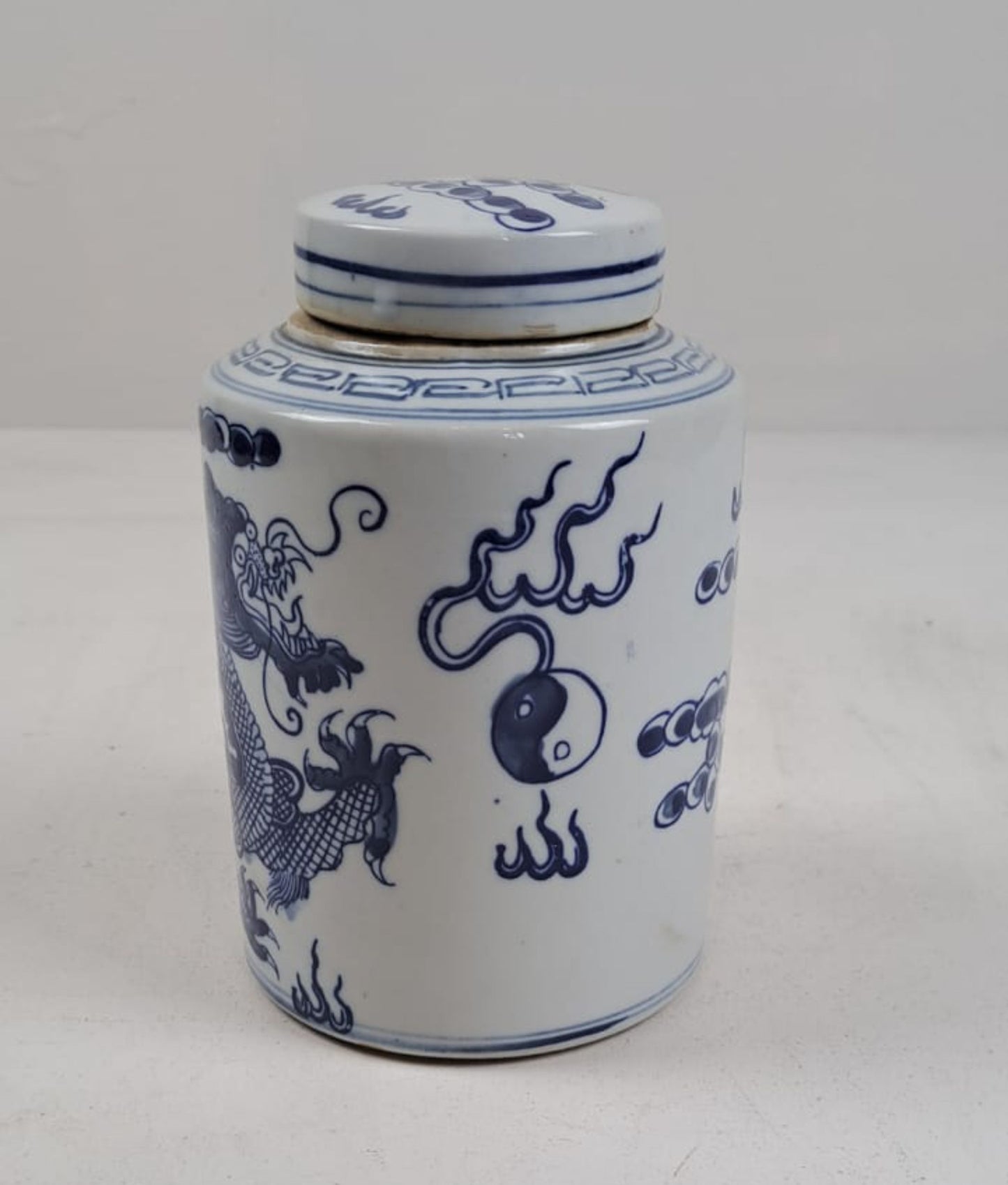 Antique Blue and White Chinese Ginger Jar 18x14cm Porcelain Tea Leaf Vase, Handcrafted Unique Decor, unique Asian Decor Lidded Giner Jar