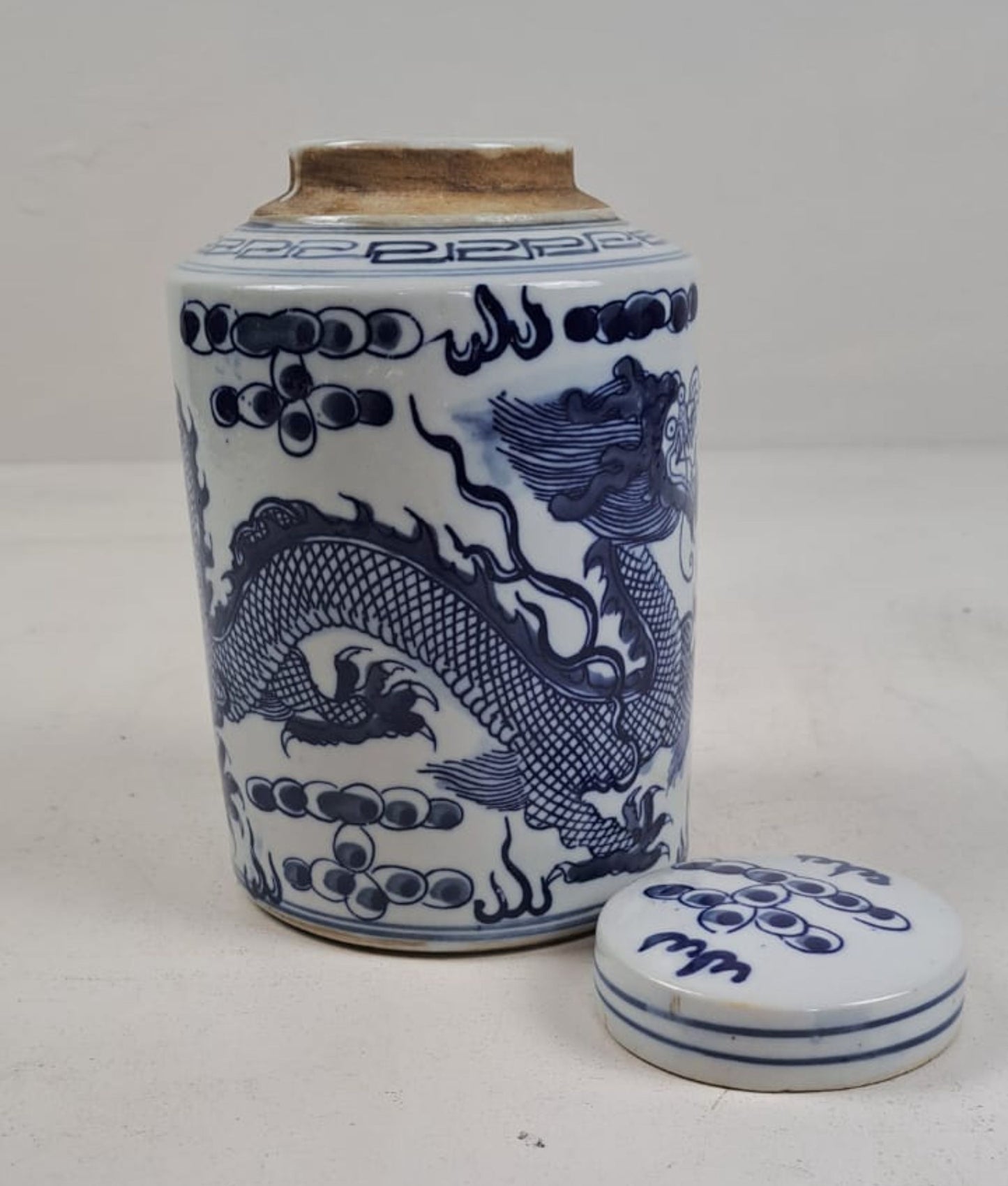 Antique Blue and White Chinese Ginger Jar 18x14cm Porcelain Tea Leaf Vase, Handcrafted Unique Decor, unique Asian Decor Lidded Giner Jar