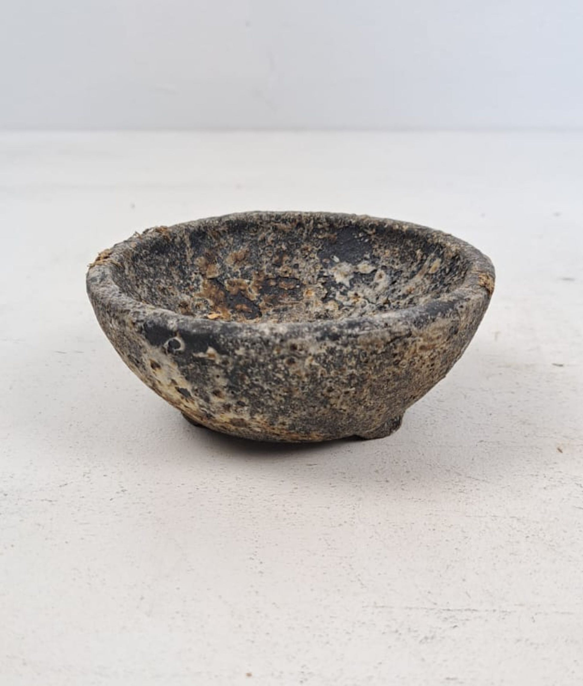 Aged Stone Bowl with 3 Feet - Rough Surface, 12cm Diameter, 5cm High - Rustic Decorative Catch-All, Vintage Home Decor. Unique stone bowl