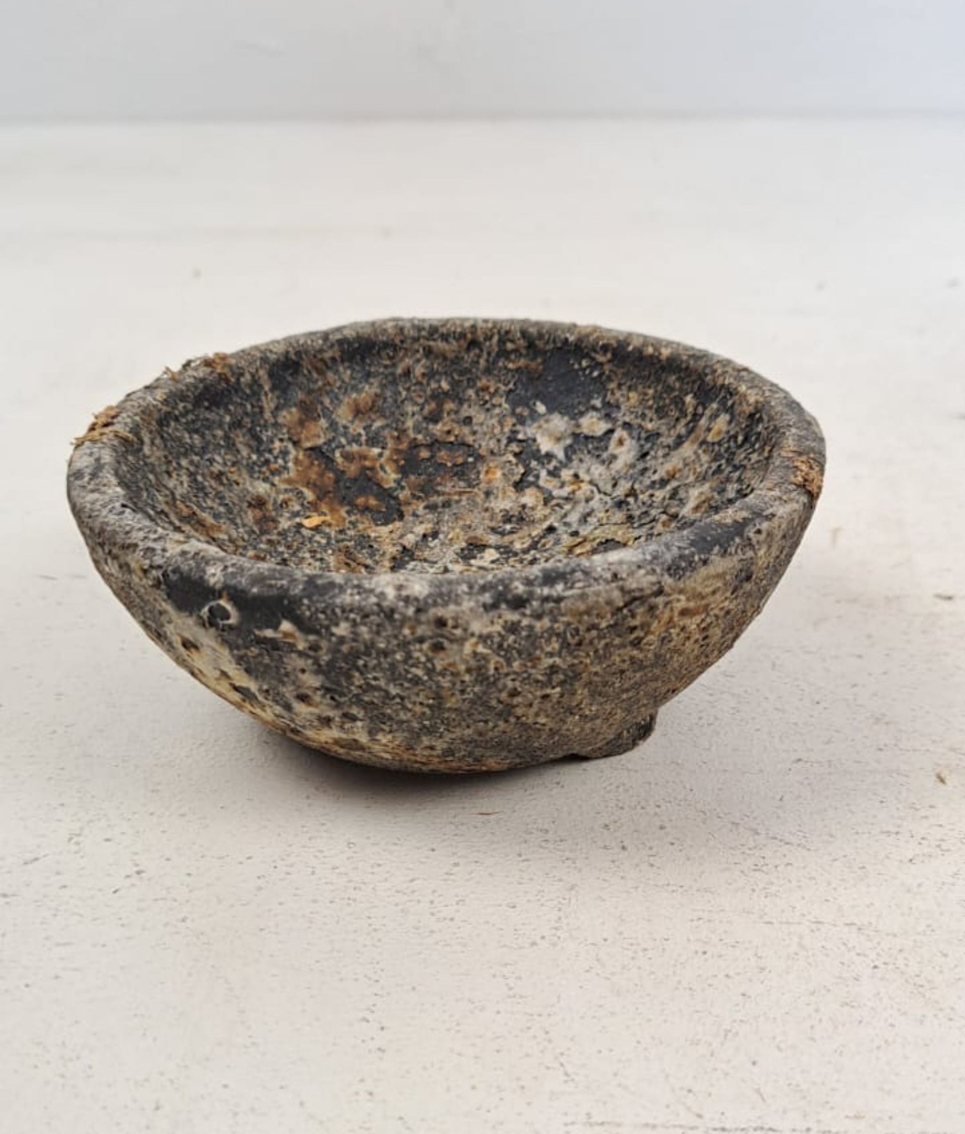 Aged Stone Bowl with 3 Feet - Rough Surface, 12cm Diameter, 5cm High - Rustic Decorative Catch-All, Vintage Home Decor. Unique stone bowl