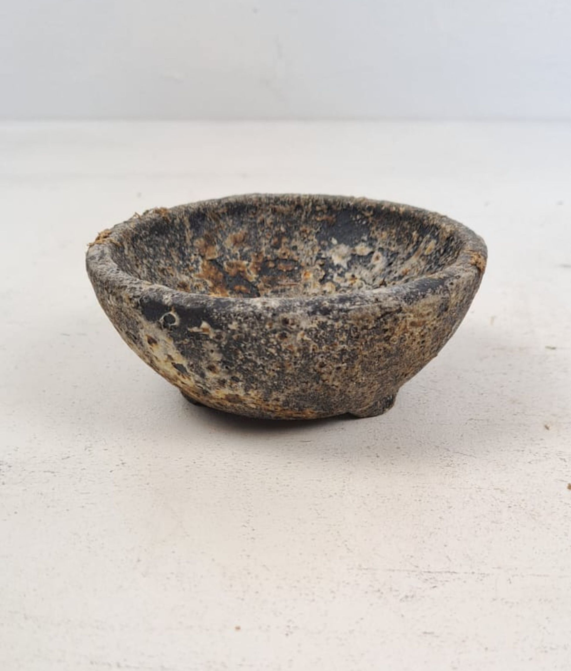 Aged Stone Bowl with 3 Feet - Rough Surface, 12cm Diameter, 5cm High - Rustic Decorative Catch-All, Vintage Home Decor. Unique stone bowl