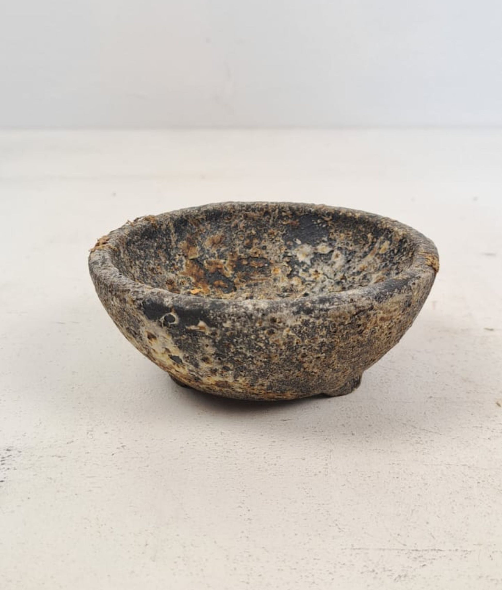 Aged Stone Bowl with 3 Feet - Rough Surface, 12cm Diameter, 5cm High - Rustic Decorative Catch-All, Vintage Home Decor. Unique stone bowl